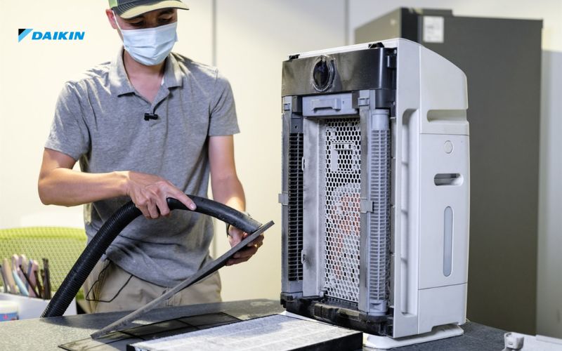 Không vệ sinh máy định kỳ chính là nguyên nhân gây ra máy lọc không khí báo đèn đỏ