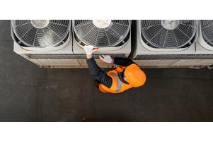 Khi máy lạnh kêu to, bạn nên tự xử lý hay nhờ kỹ thuật viên?